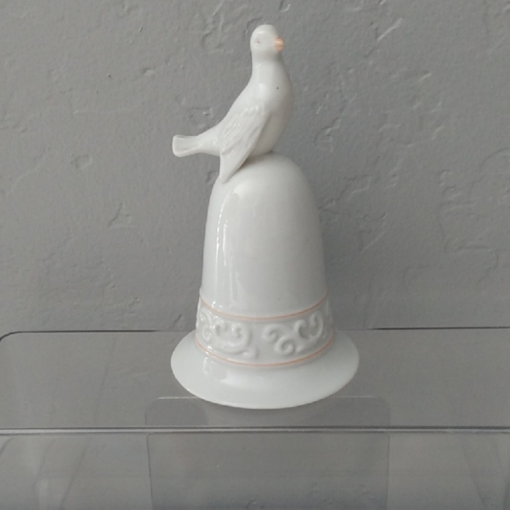 Avon The Tapestry‎ Collection White Porcelain Dove Bell Avon 1981